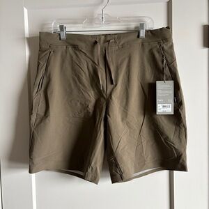 FWD Friday Men’s Commute Shorts 9” | Brown Khaki | NWT | L | Travel Active